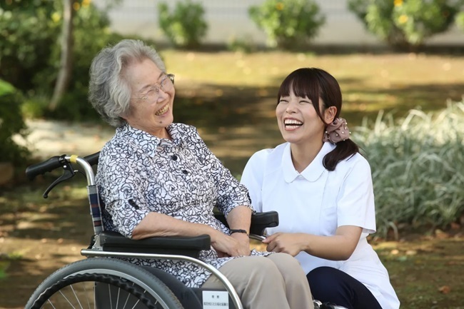 老人の介護をする介護士