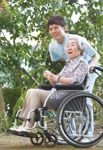職員と外出した利用者